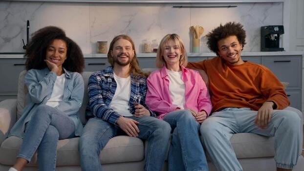 Doce series para noches de patio: del suspenso que corta la respiración a la comedia que abraza