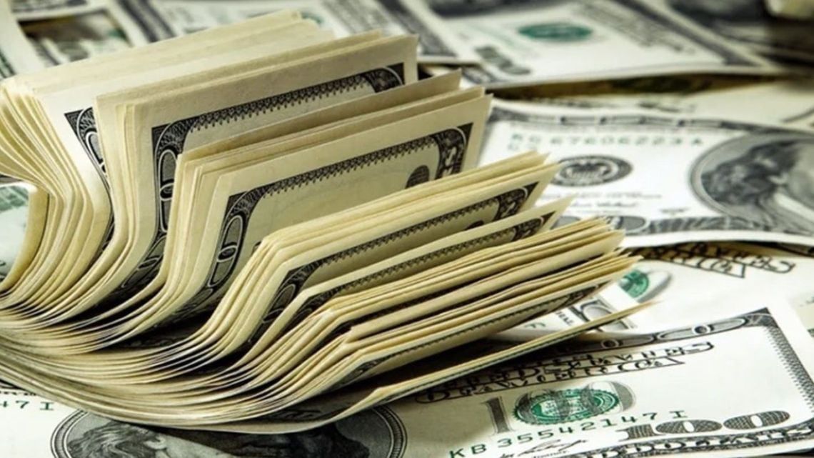 El blue pega otro salto de cinco pesos y se planta en 1.565 para la venta: la tarjeta ya roza los 2.009