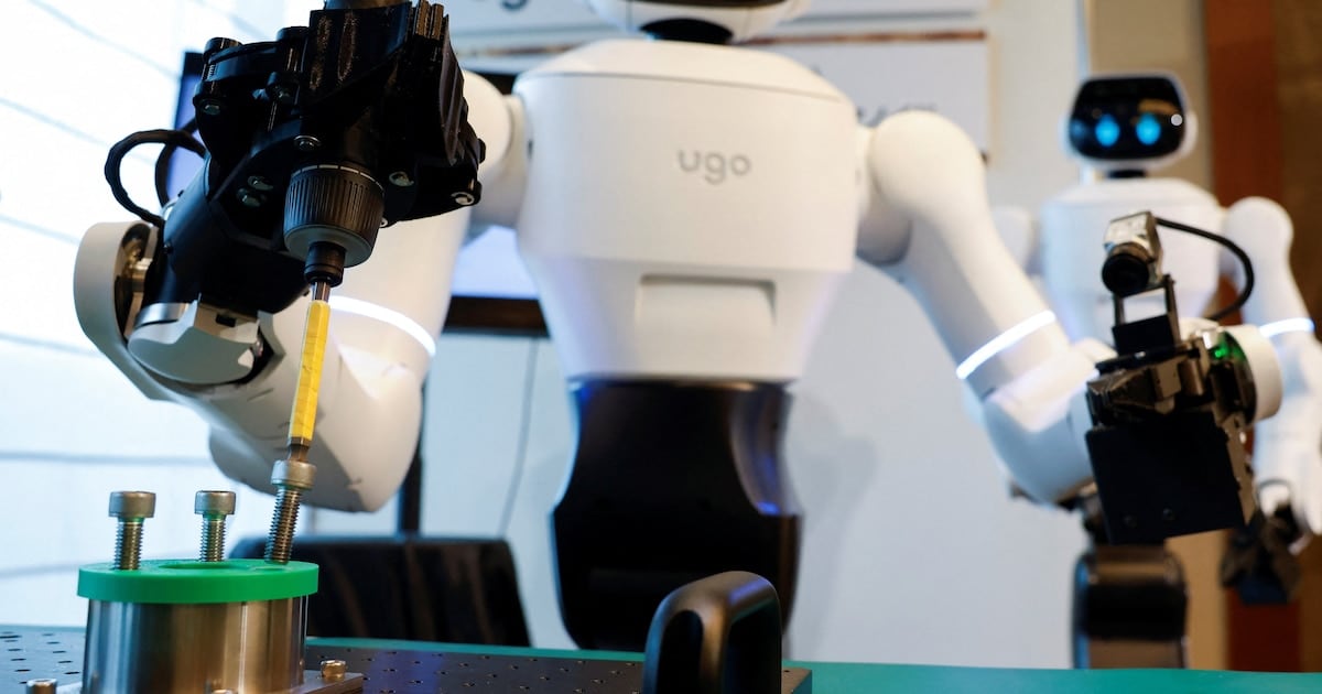 Un hospital de Nagoya puso a prueba un robot humanoide para orientar pacientes y colaborar en el comedor