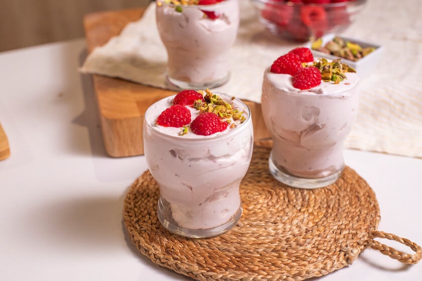 Una mousse de frambuesas sin huevo, con dos horas de heladera y solo quince minutos de mano en la cocina