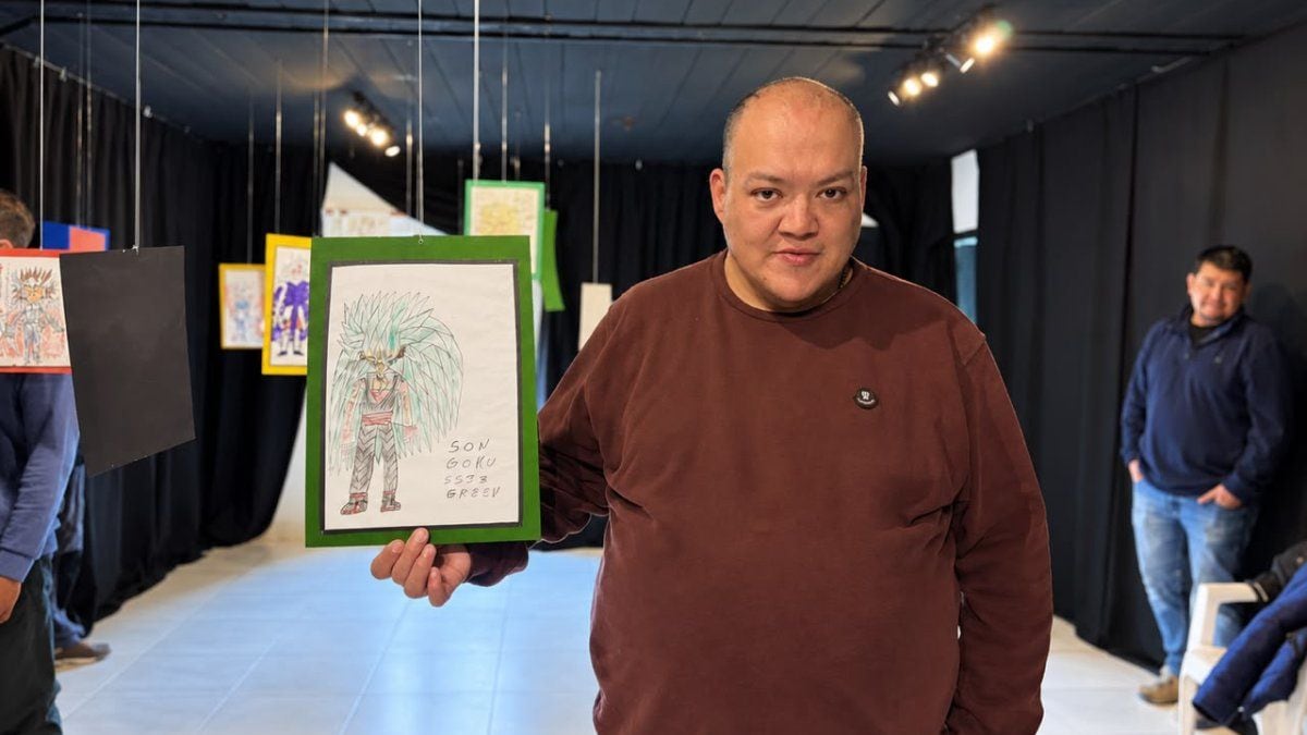 Aluminé abre una vidriera para los dibujos de Daniel Lefiman, un vecino que pasó del cuaderno a la sala