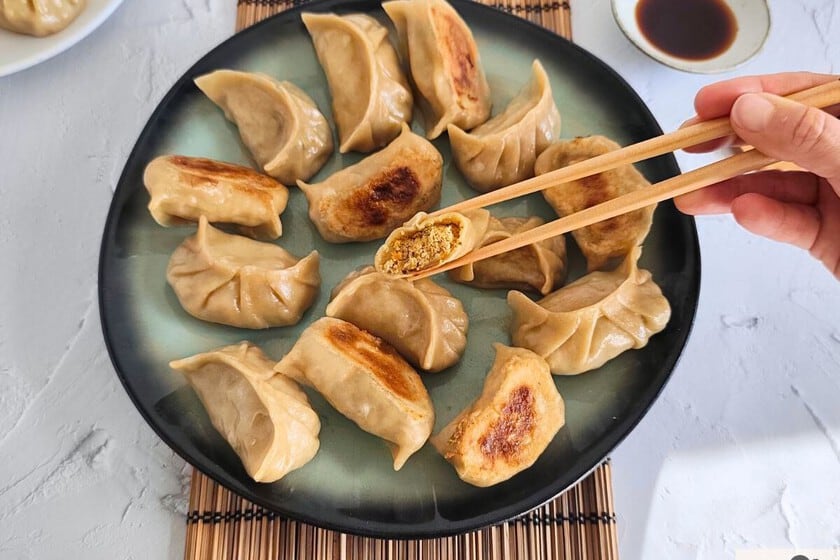 Treinta unidades para una sartén: la ingeniería doméstica de unas gyozas vegetarianas con tofu y shiitake