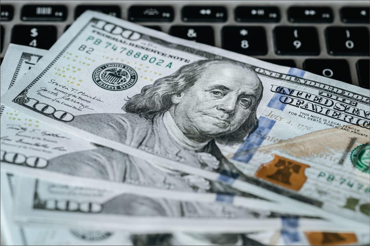 Dólar oficial en $1540 y blue en $1560: cómo operan las pizarras del cierre semanal