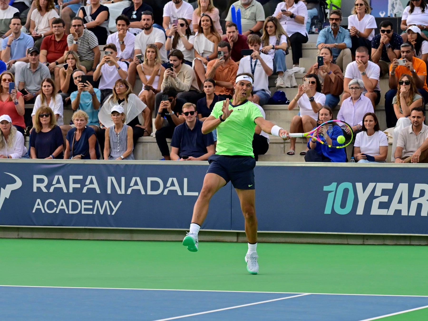 Nadal volvió a empuñar la raána y festejó a lo grande: ganó la final de su propia fiesta