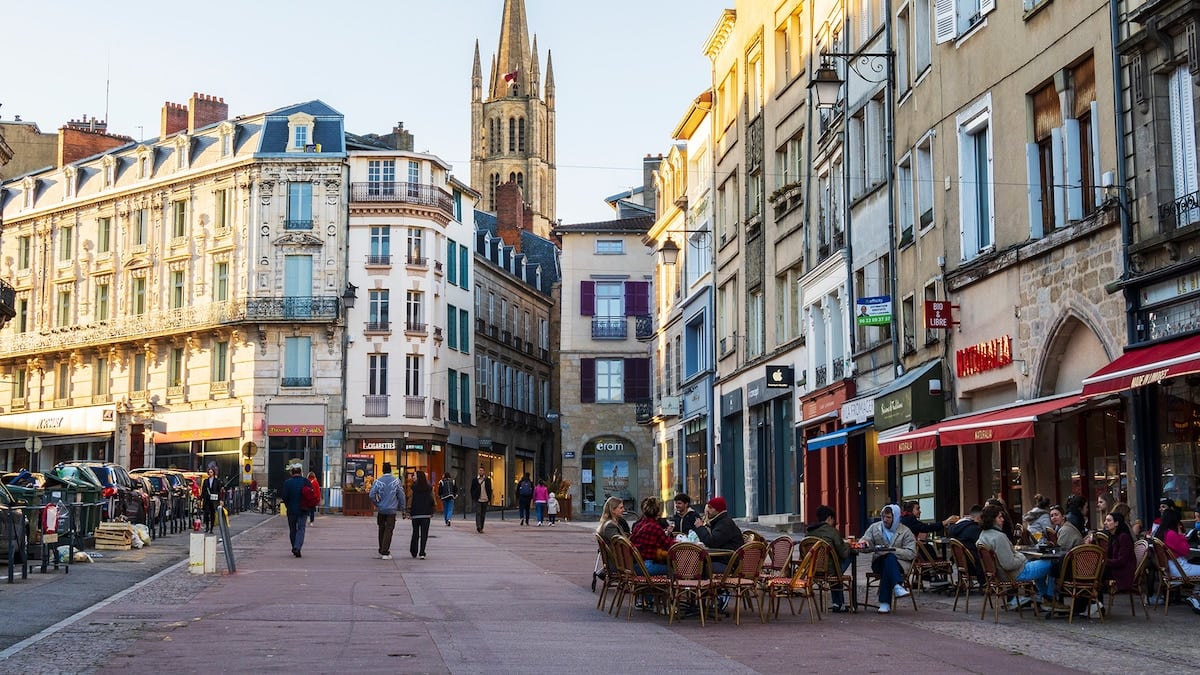 Una ciudad francesa custodia mil años de oficio detrás del esmalte y la porcelana