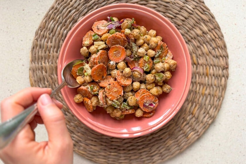 Una ensalada templada de garbanzos y zanahoria que se resuelve en el horno con tahini y unas pocas horas de descanso