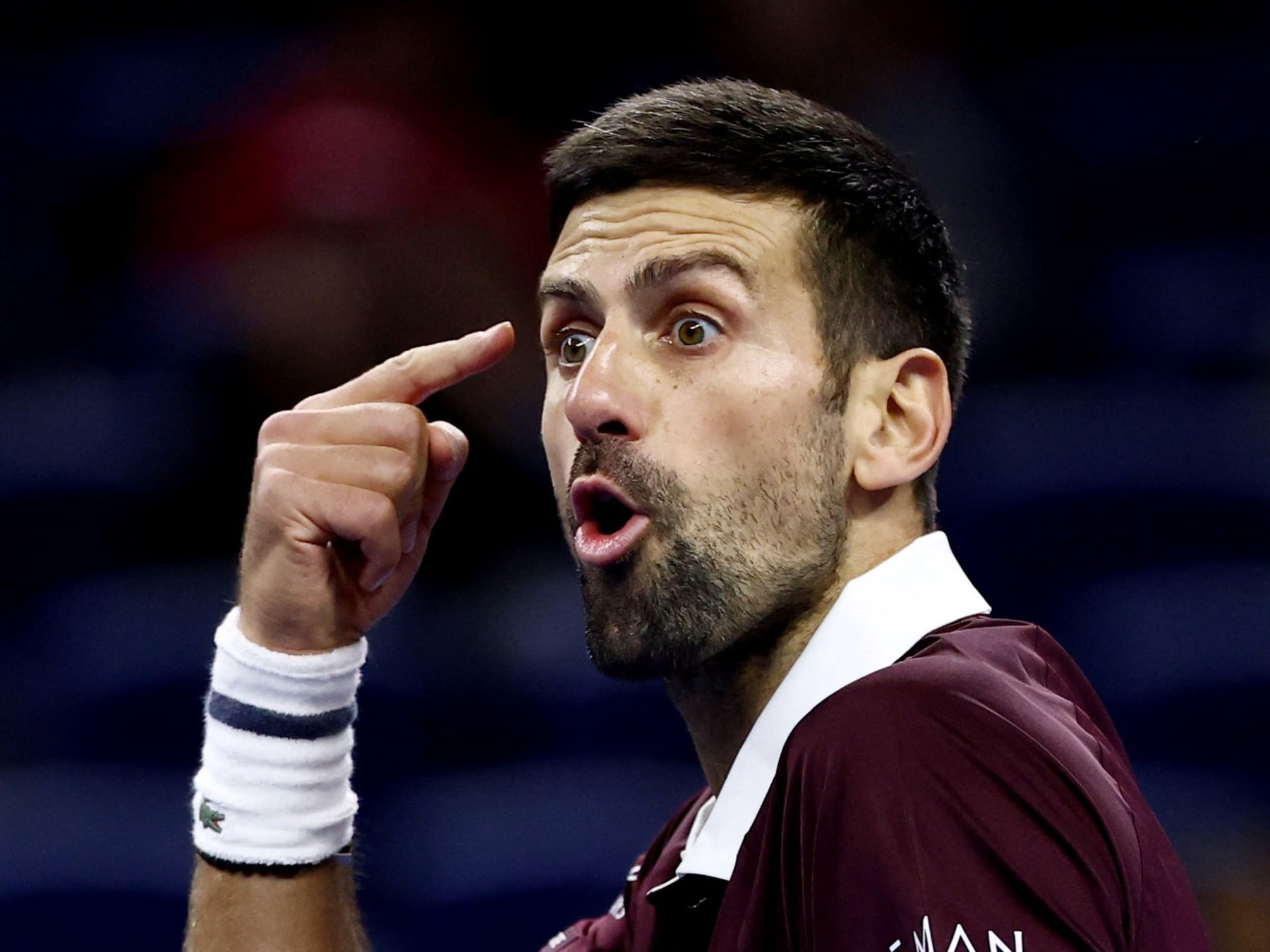 Djokovic se sacó de encima a Zverev, protestó por un fallo insólito y va por Medvedev en semis de Pekín