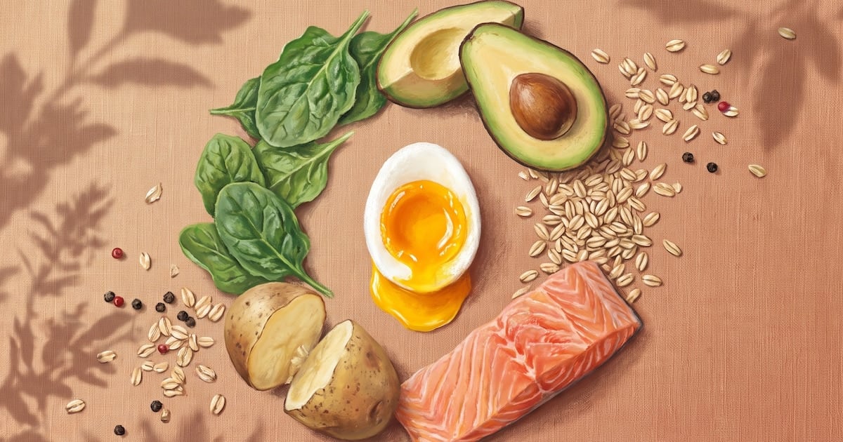 Lo que se sirve junto al huevo cambia la salud del plato entero
