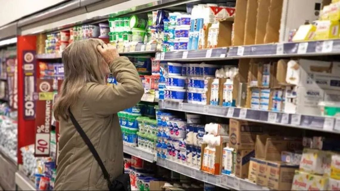 La mesa se paga en cuotas: casi nueve de cada diez hogares argentinos pidieron fiado, tarjeta o préstamo en septiembre