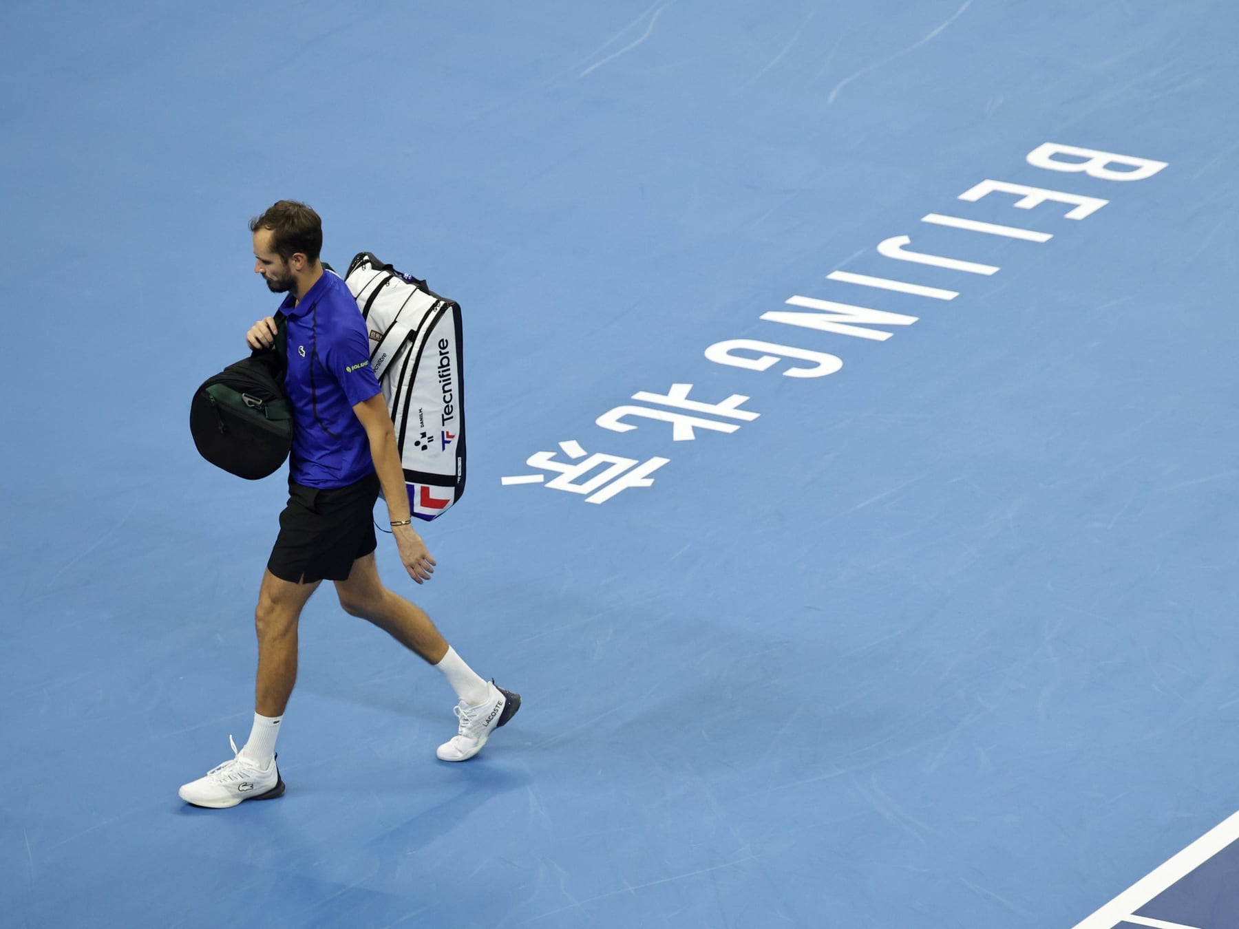 Djokovic a la final en Pekín sin mover un dedo: Medvedev se descalificó solo y el serbio sólo tuvo que cruzar la red