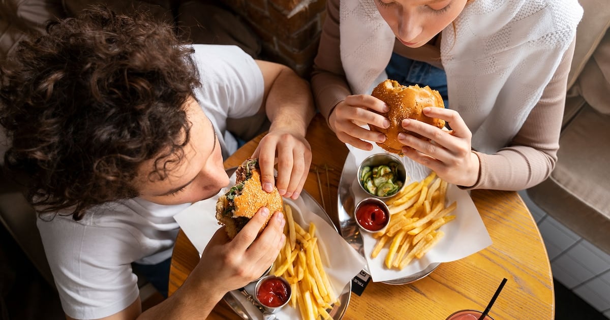 Un sándwich de queso gratinado y un yogur con arándanos: la prueba que reabre el debate sobre los ultraprocesados
