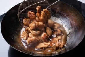 Pollo al limón con rebozado doble y salsa aparte: el método para conseguir la cubierta crocante