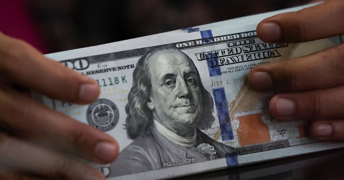 En el mostrador del Nación el dólar se plantó en 1.540, pero el blue se escapó cinco pesos y se fue a 1.550