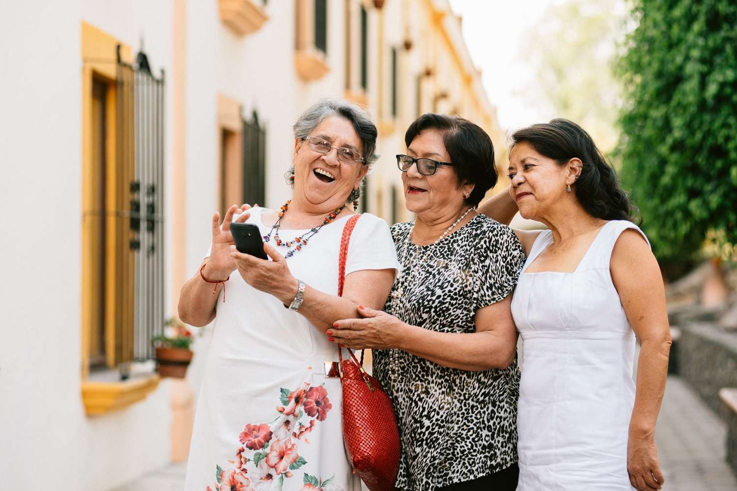 A los 85 años y con casi 50 países en la mochila: la historia de Sandra y Eleanor, dos amigas texanas que no piensan parar