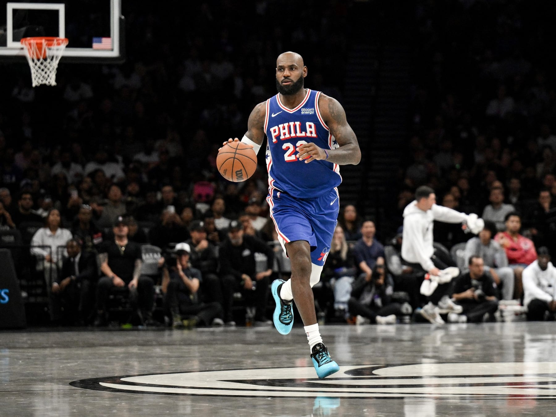 LeBron se puso la camiseta de los Sixers y la rompió, pero sus nuevos compañeros siguen sin carburar