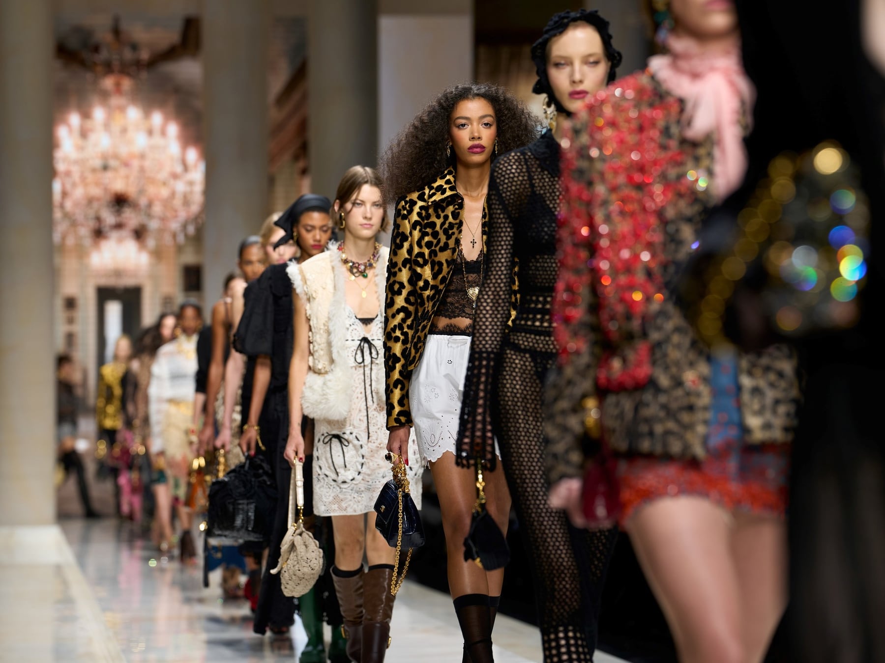 Milán cierra su semana de la moda con brillos, faldas con aberturas y un guiño a los años 2000