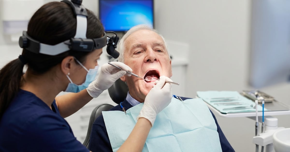 Dientes que se van, memoria que se apaga: lo que une a la boca con el cerebro en la vejez