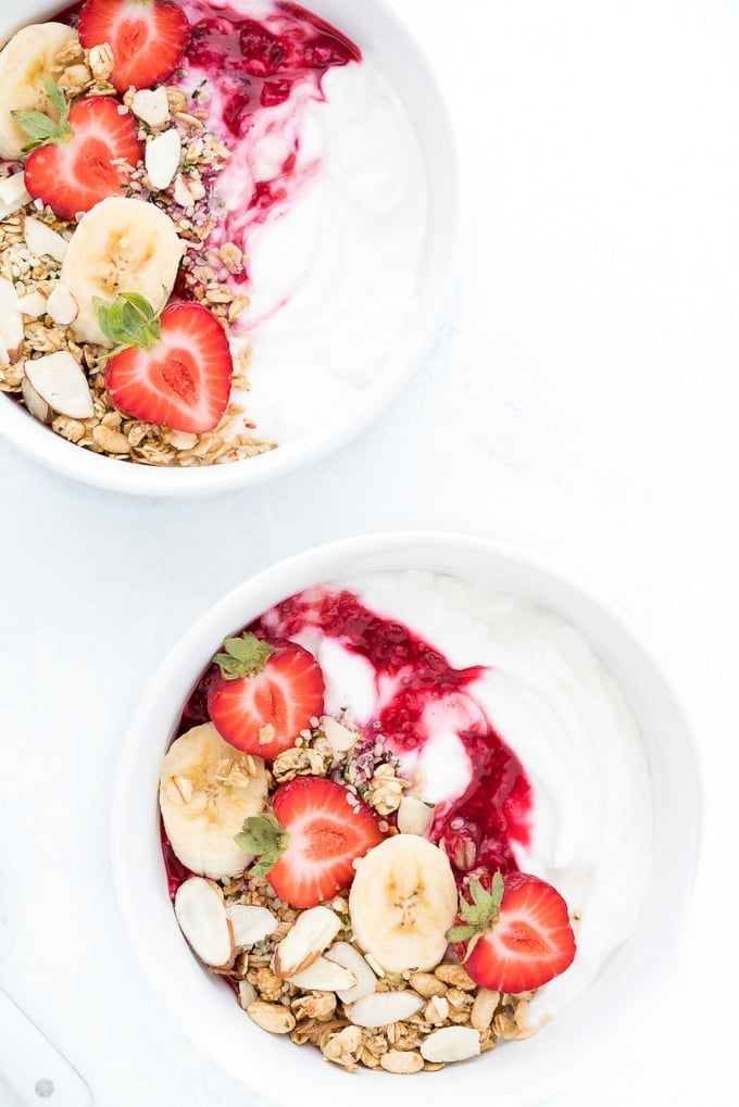 Yogur griego y hígado graso: por qué ningún alimento solo salva al hígado y qué patrón alimentario sí muestra evidencia
