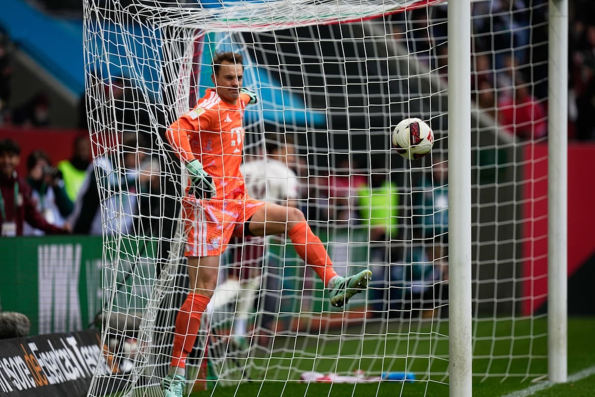 Neuer se volvió a disfrazar de regalo y Bayern dejó dos puntos en Augsburgo