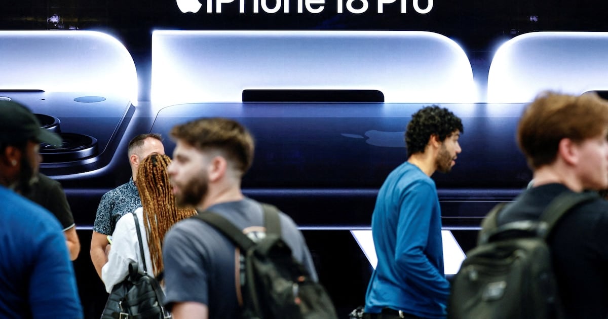 El iPhone 18 Pro llegó cien dólares más caro por la presión de la inteligencia artificial sobre la memoria, y Apple ya les pidió a sus proveedores recortar pedidos