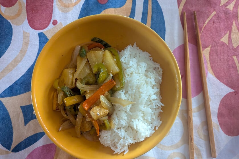 Tofu agridulce con piña: la versión vegana del clásico salteado chino, paso a paso