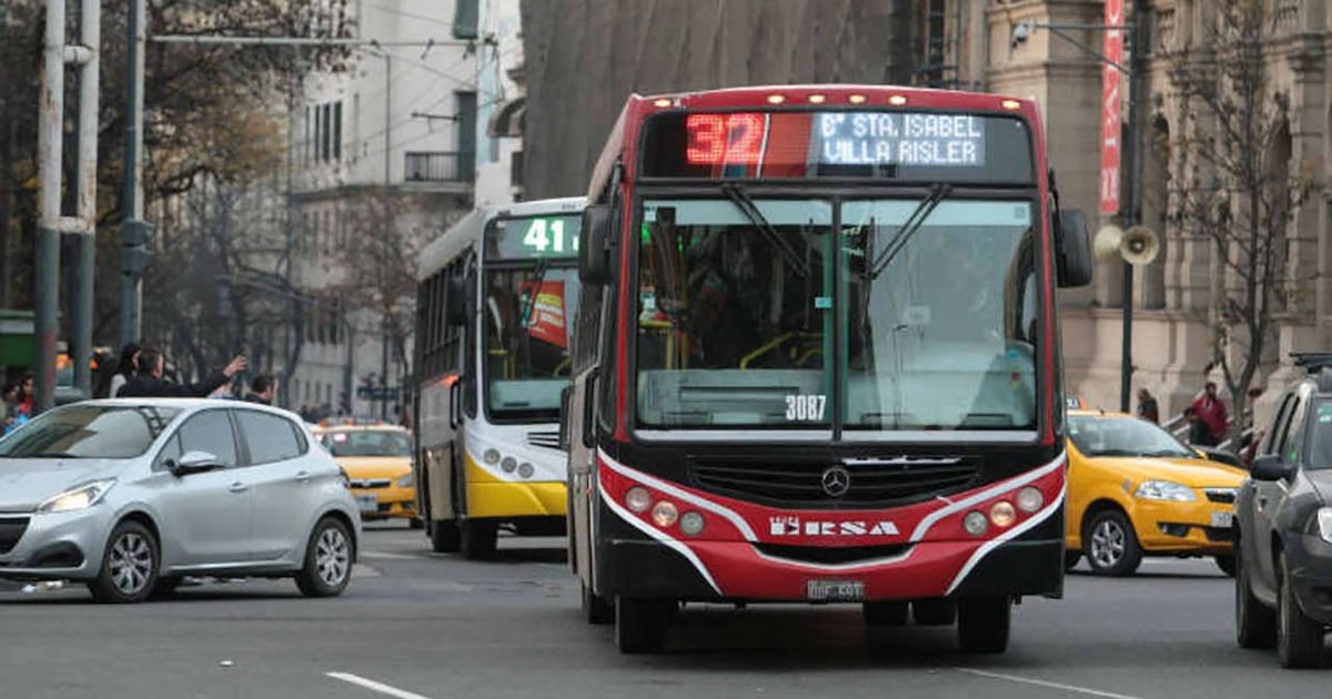 Cuatro veces más caro, y cada vez menos gente arriba: lo que cuesta subirse al colectivo en la Argentina