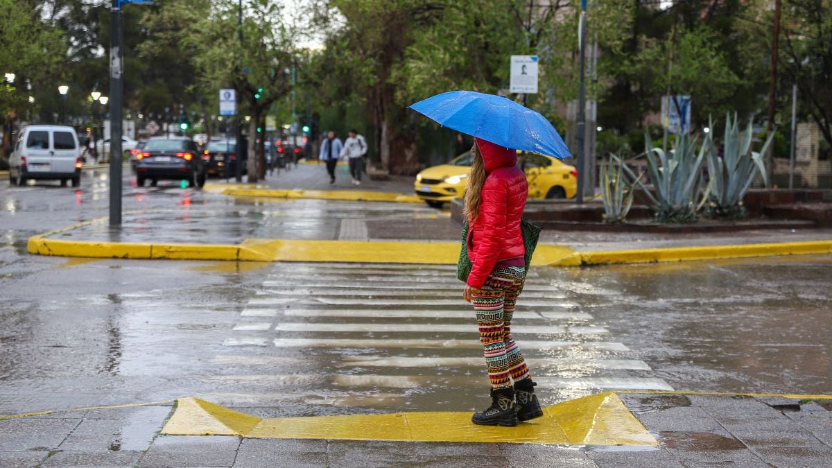 Neuquén bajo agua y piedra: la advertencia naranja que mantiene en vilo a seis departamentos