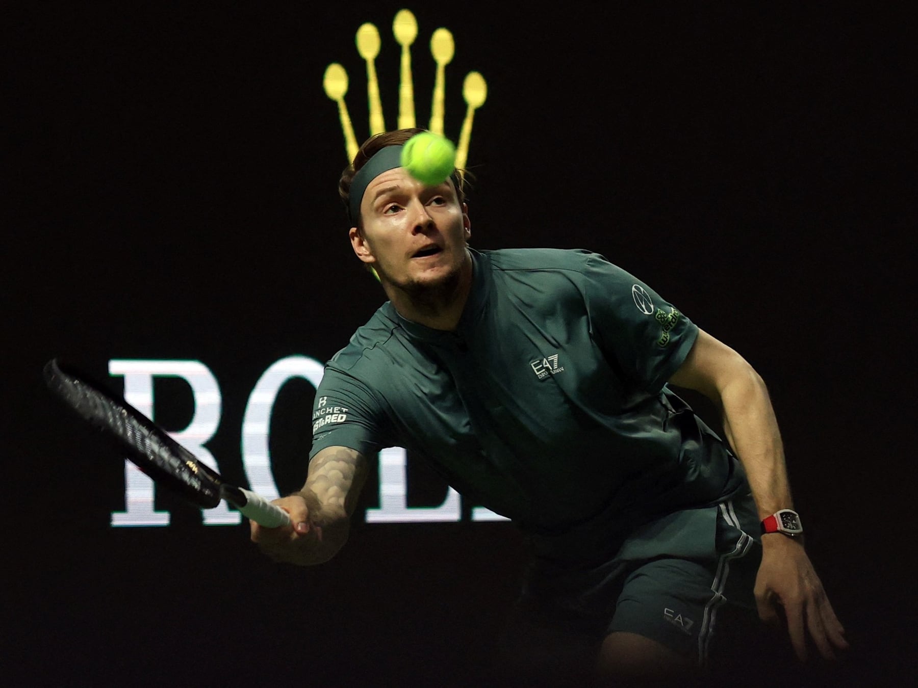 Bublik se lastimó la mano a piñas contra una heladera, vendaje mediante igual remontó y ya está en octavos del Masters de Shanghai