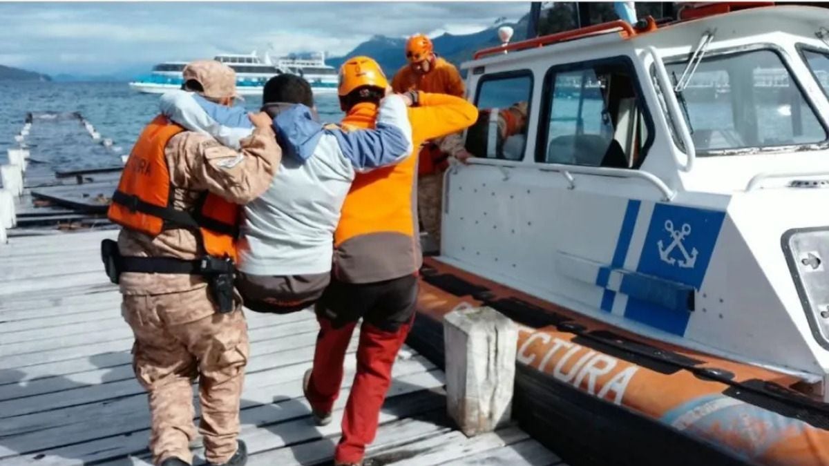 Evacuan por lago Nahuel Huapi a un turista lesionado en el sendero al Bosque de los Arrayanes