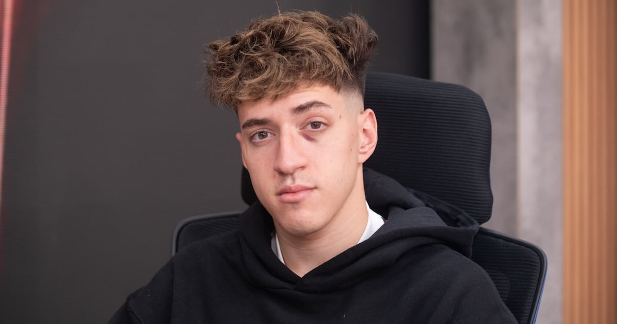 Baulo se calza el saco largo y se sienta en la mesa grande de Tinelli