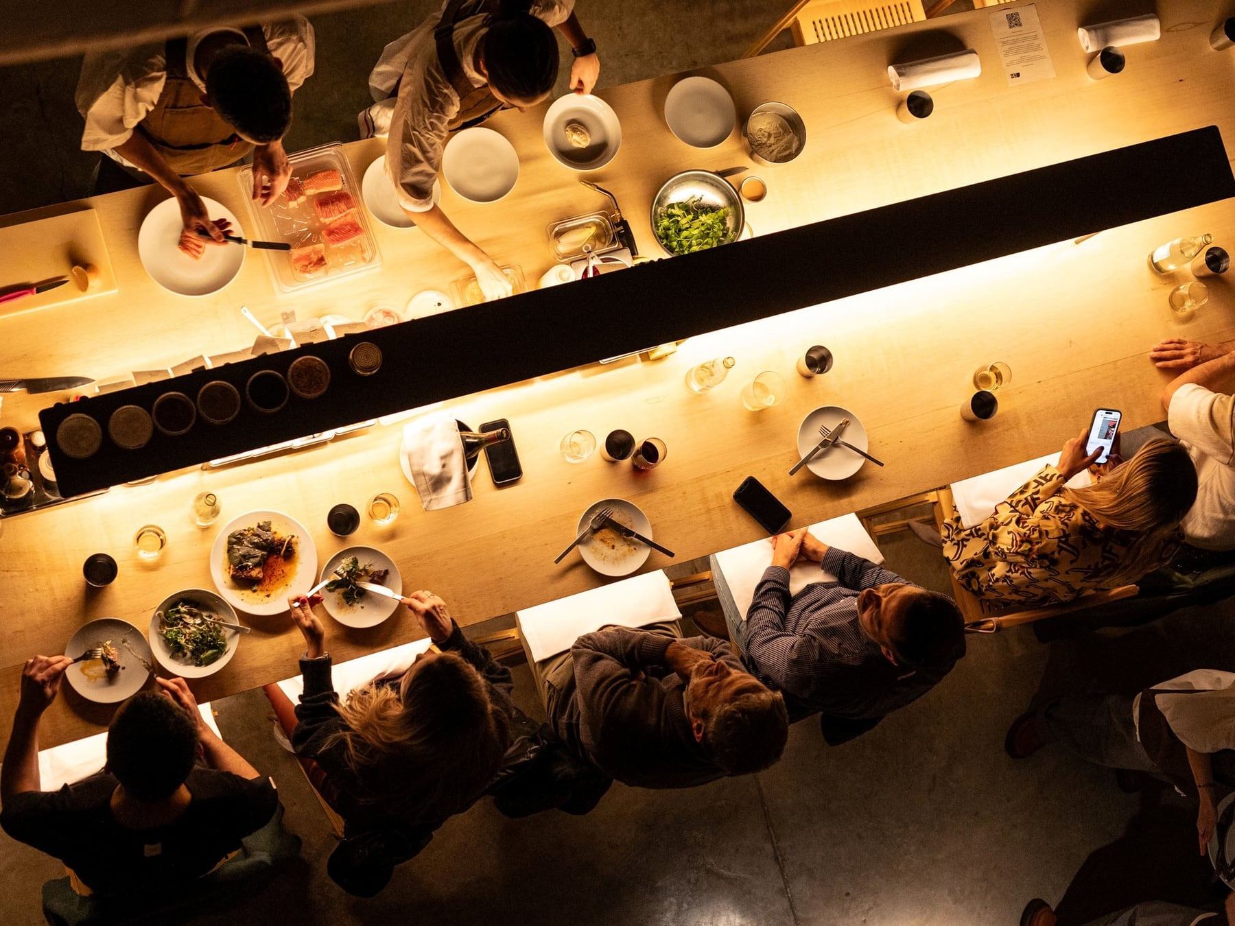 En los restaurantes porteños se come menos, se comparte más y se fotografía cada plato