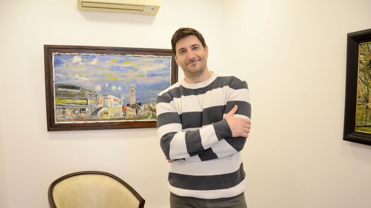 Esteban aprendió a hablar palabra por palabra y se recibió de abogado en Neuquén: la Legislatura lo reconoció como un hecho histórico