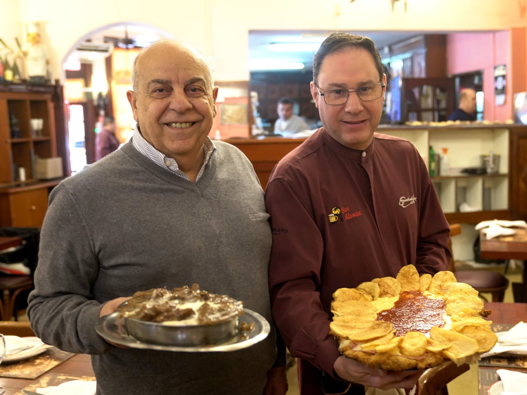 118 años, mil milanesas por mes y palmeras que miran desde la esquina: la vigencia del Bar Alemán de Villa Devoto