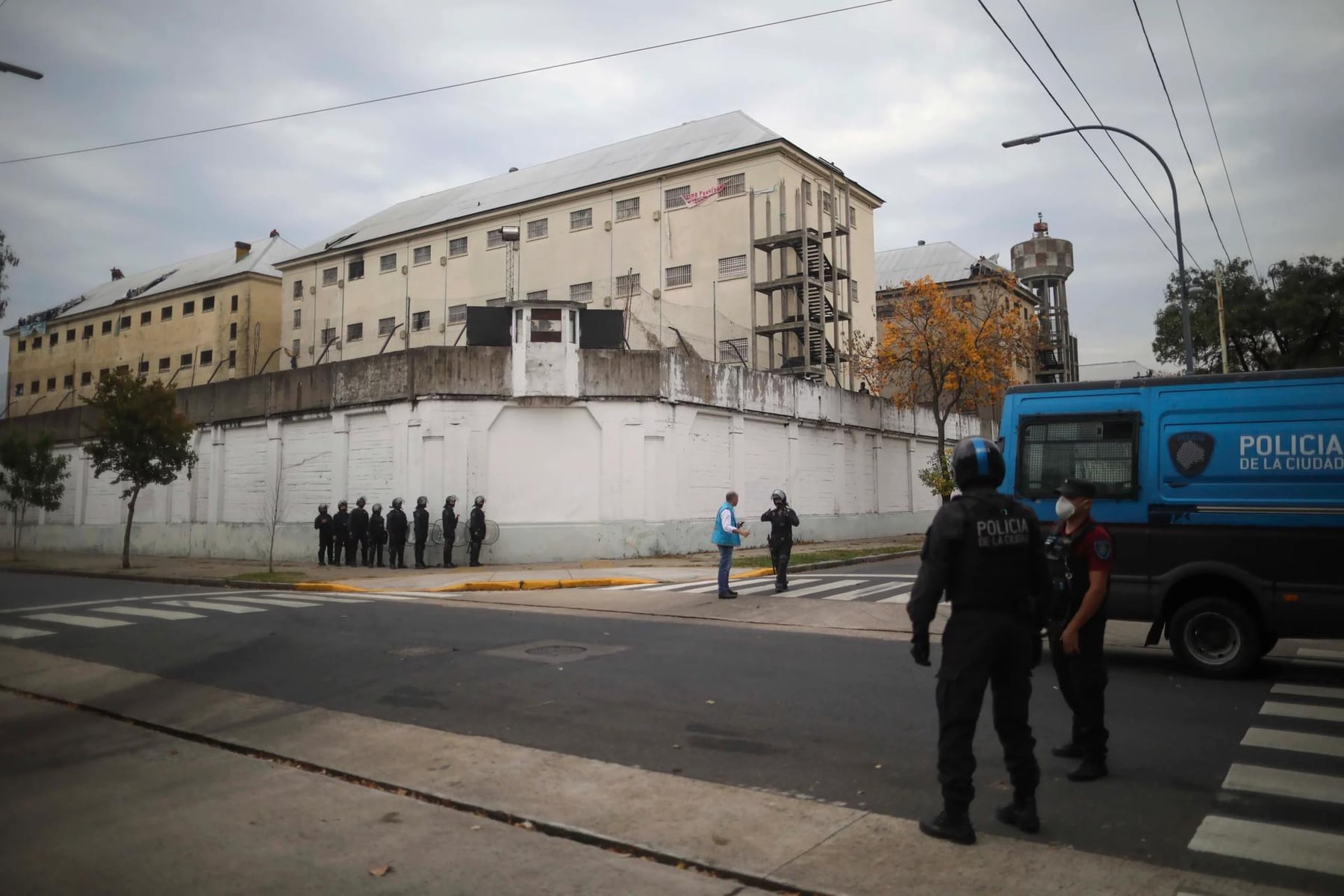 El barrio de Devoto amanece vallado mientras se concreta el vaciamiento de su cárcel histórica