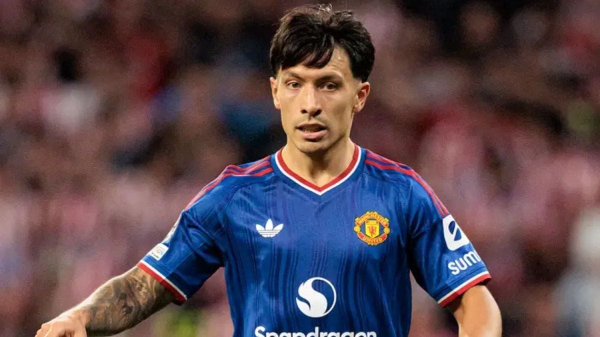 Lisandro Martínez le tiró la pelota a la dirigencia y Rooney se la devolvió con doble amarilla