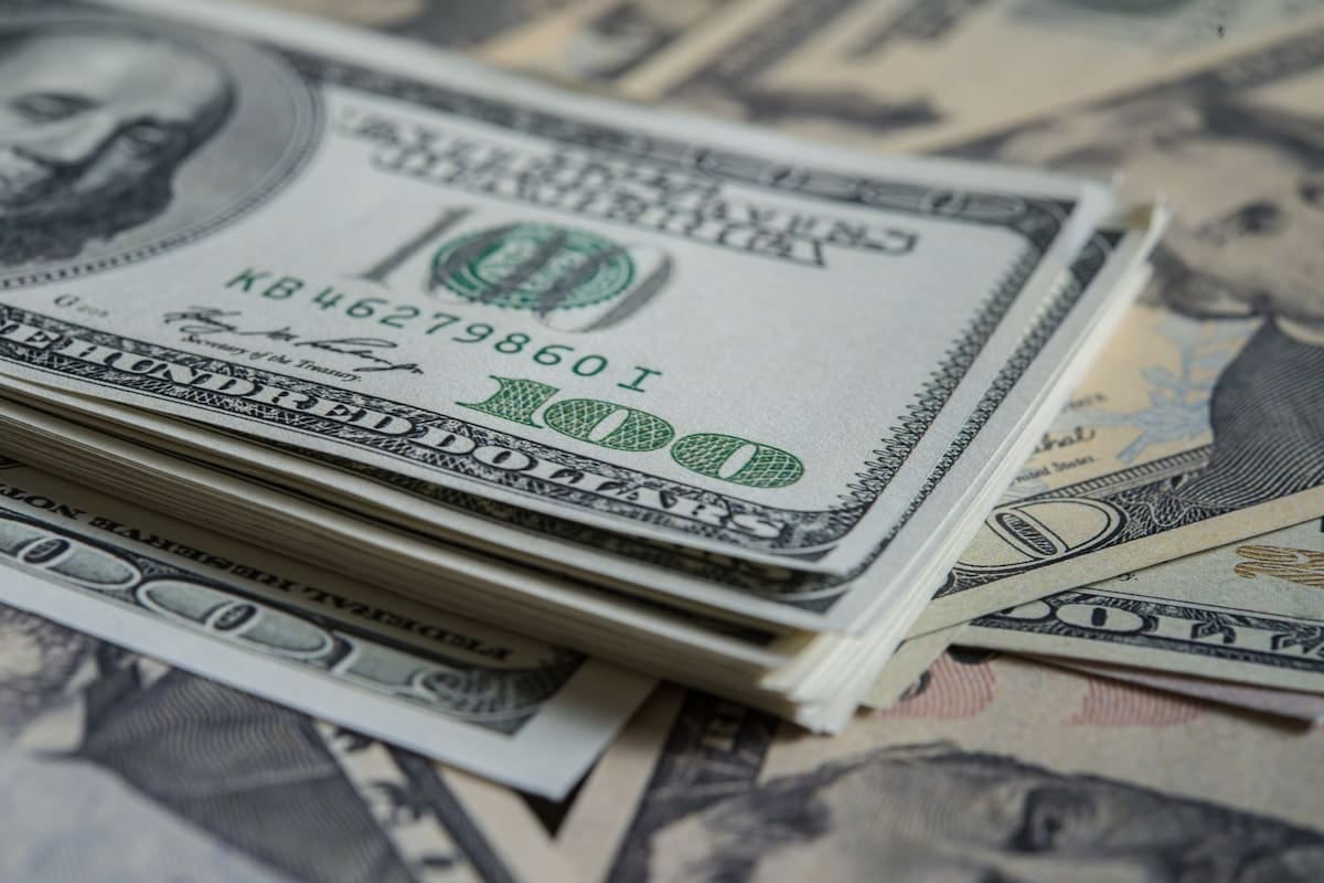 Dólar quieto, inflación galopante: el techo oficial sube a casi dos mil pesos y la brecha con la calle se agranda