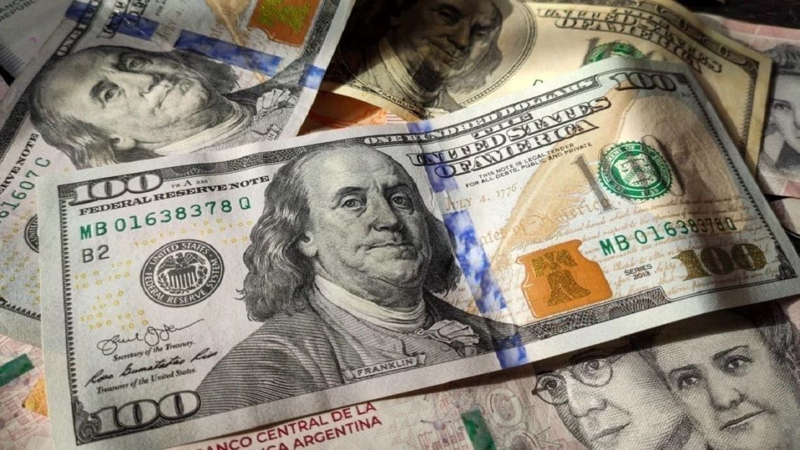 El dólar blue retrocedió cinco pesos y quedó en 1.545, con una brecha mínima frente al oficial