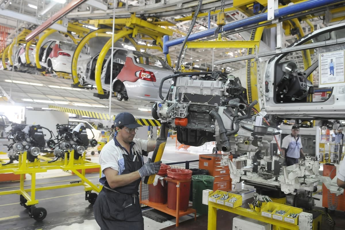 La industria operó con cuatro de cada diez plantas detenidas y la brecha sectorial se ensancha