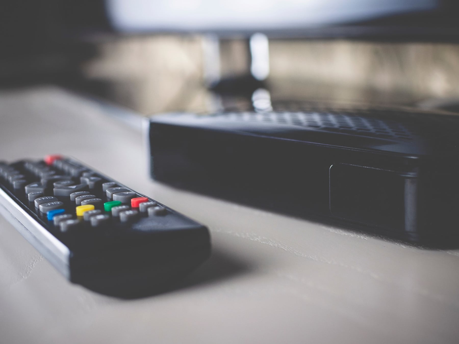 Compraron una TV box barata en Chile, la desarmaron en Buenos Aires y encontraron un problema que sobrevive al reseteo de fábrica