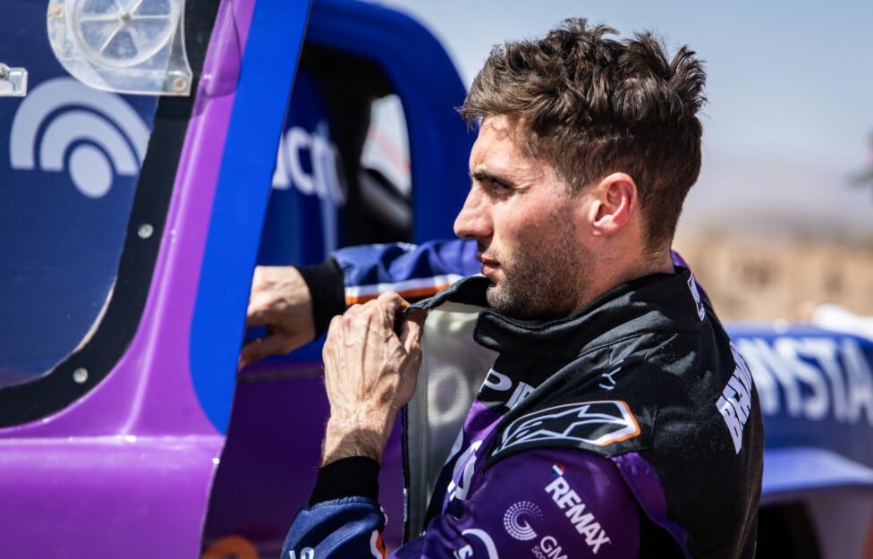 Kevin Benavides se hace el sordo con la geopolítica y apuesta a que el Dakar se corre, llueva o truene