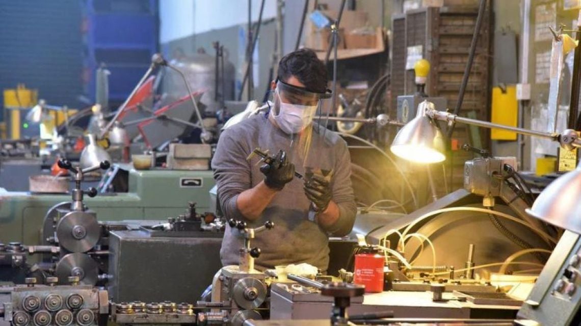 La fábrica que se apaga: cuando el 58,5% de la capacidad ociosa se traduce en changas y trabajo en negro