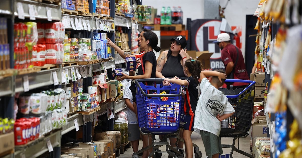 La inflación se estabiliza en una franja mensual de entre 1,6% y 1,8% y los analistas proyectan que ese zigzag se sostendrá hasta 2027