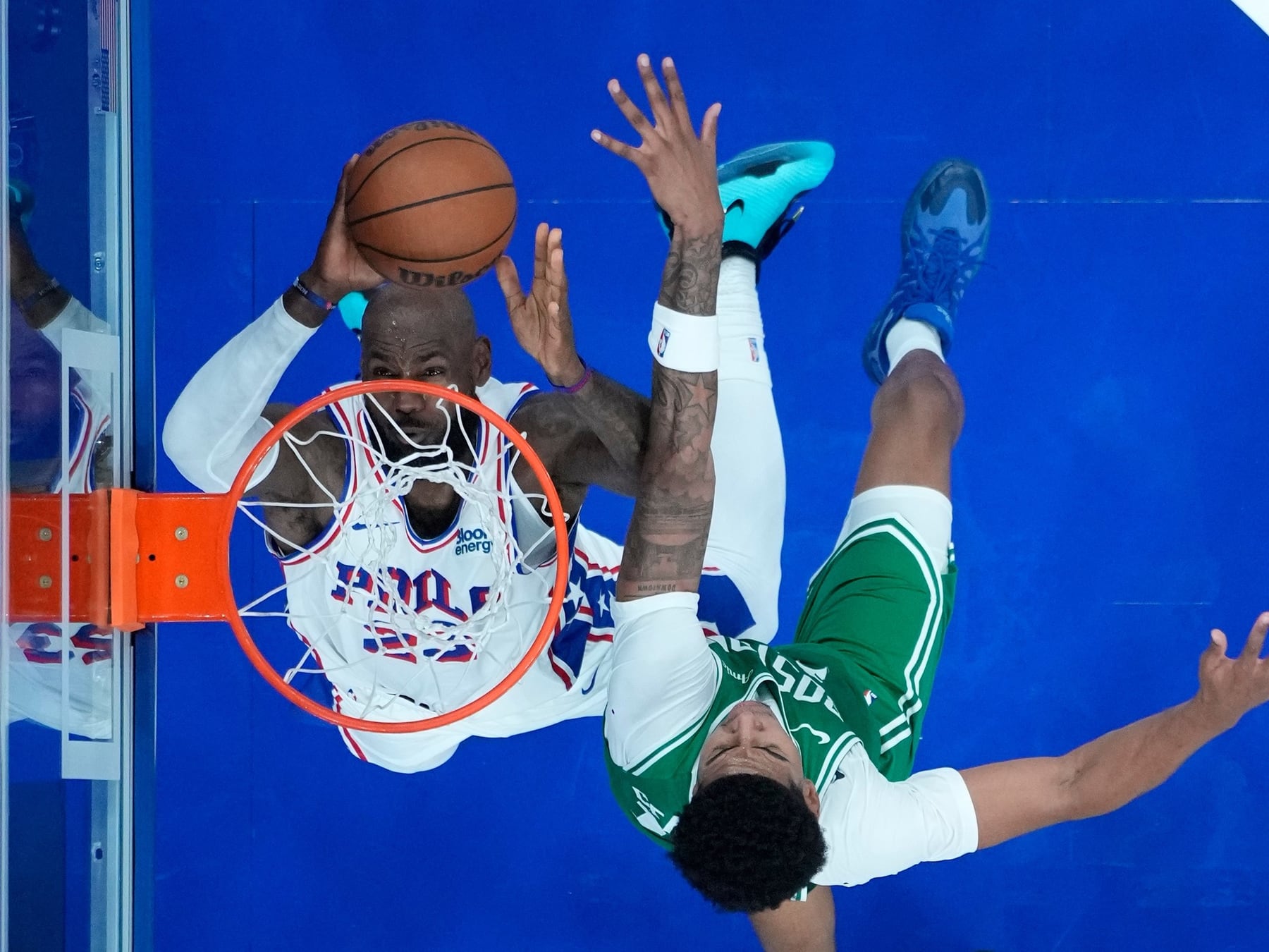 LeBron James sigue haciendo historia: a los 41, el rey volvió a volar en Philadelphia