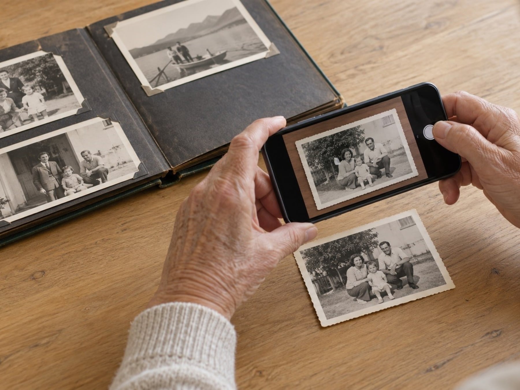 Del cajón al teléfono: cómo pasar las fotos viejas a formato digital sin perderlas en el intento