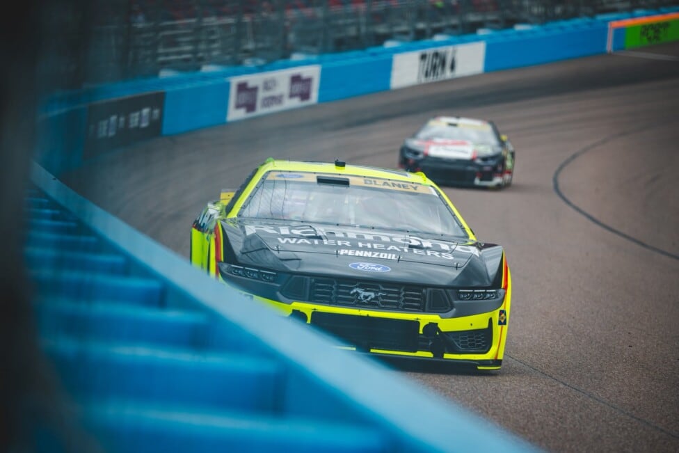 Blaney se adueñó de Phoenix con una pole que duele y deja a Larson en el horno