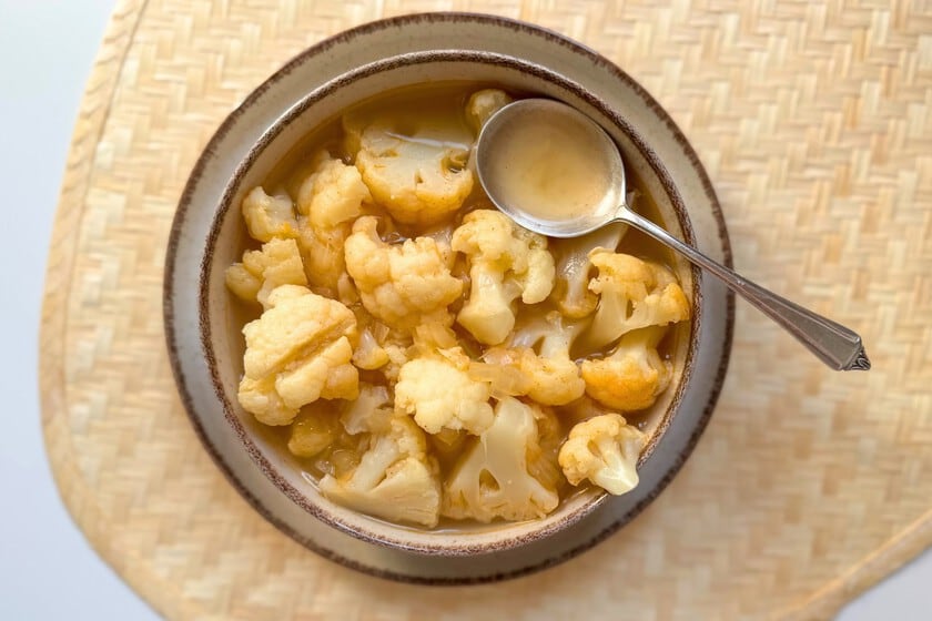 La sopa de coliflor en trozos que recupera la cuchara y deja la batidora guardada