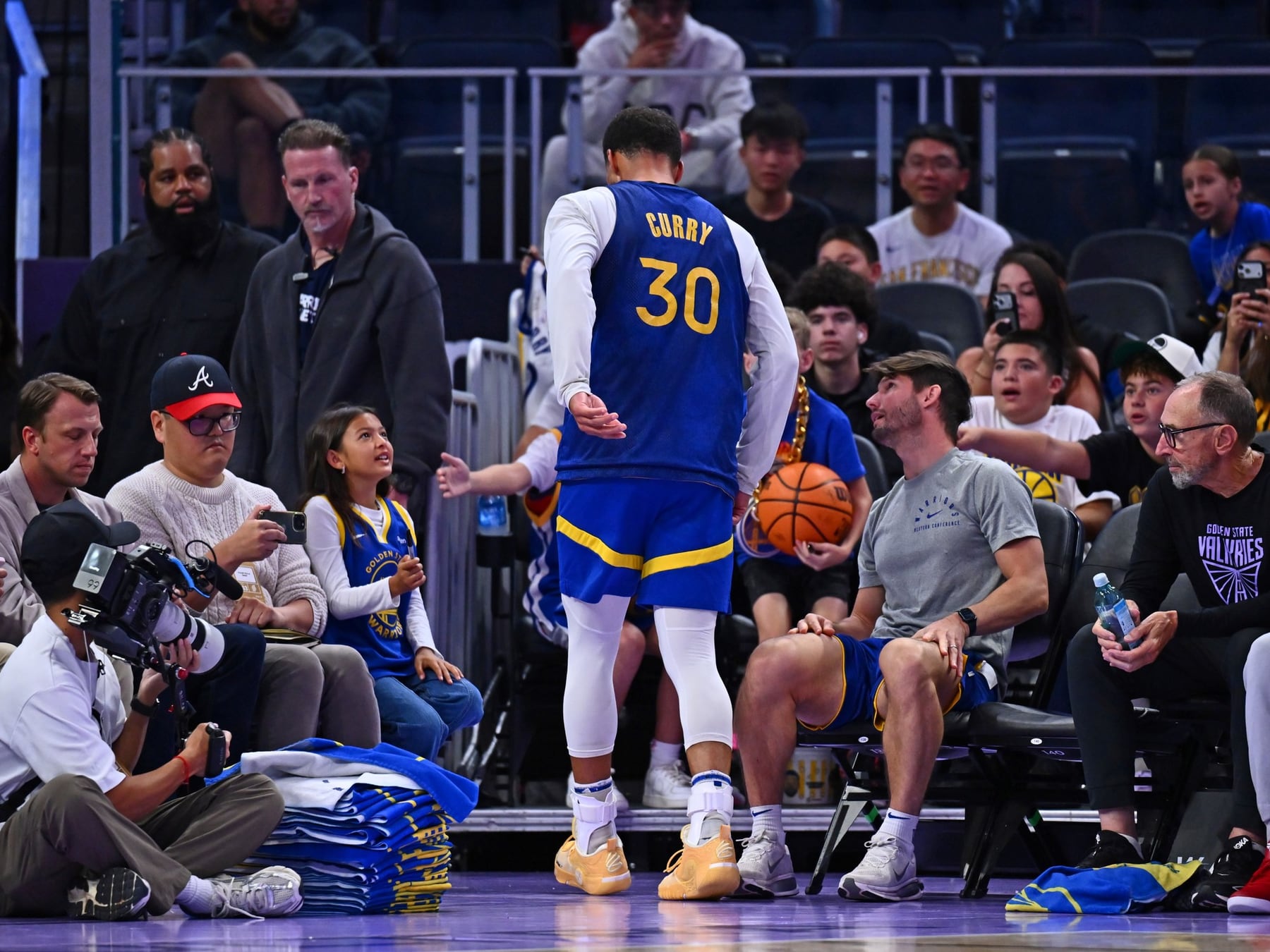 Curry renovó a lo grande y se dobló el tobillo antes del primer partido: otra vez la misma historia