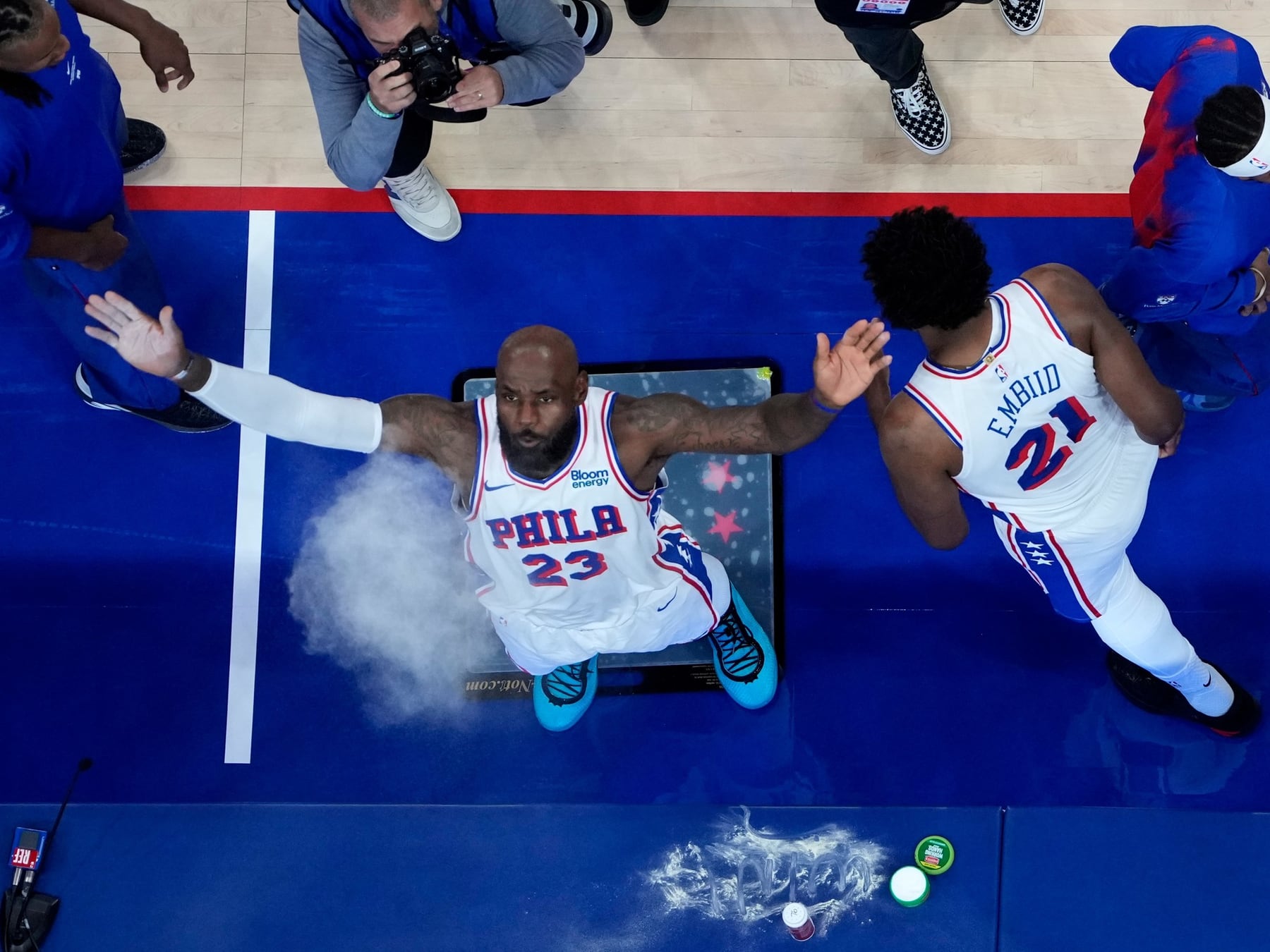 LeBron se pone la camiseta de los 76ers y va directo al Madison a probar si los Knicks son de verdad