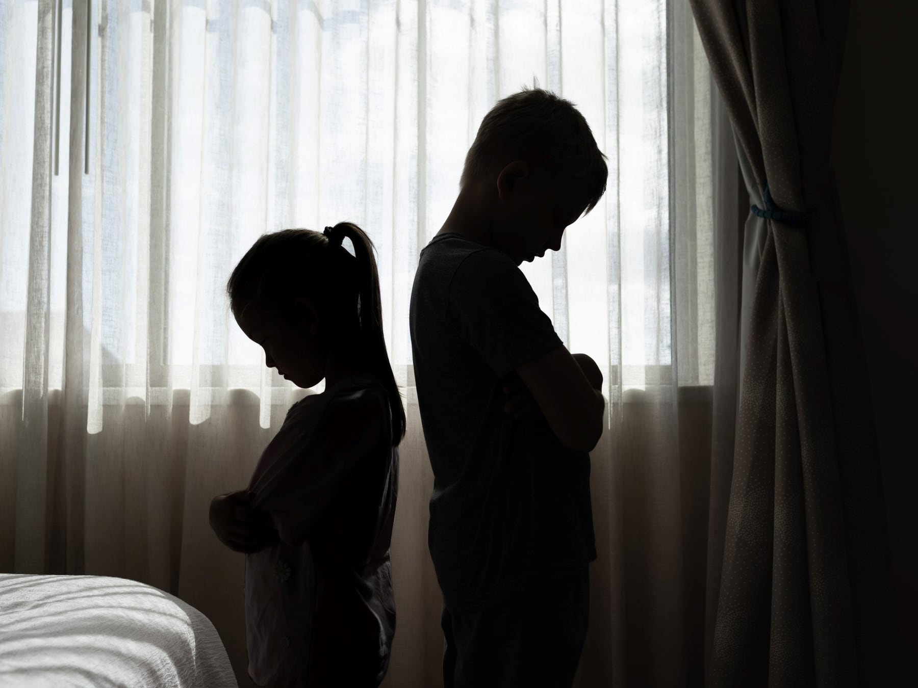 Dos hermanos criados bajo el mismo techo pueden haber vivido infancias distintas: cómo se explica esa diferencia