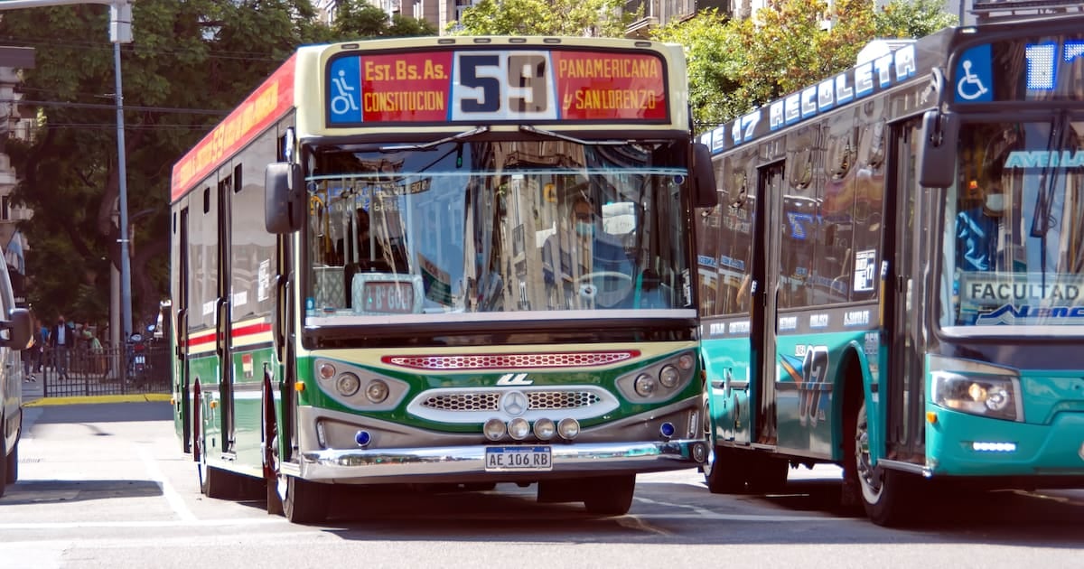 Colectivos del AMBA a oscuras: las líneas nacionales ya duermen a medias y el pasajero paga el pato